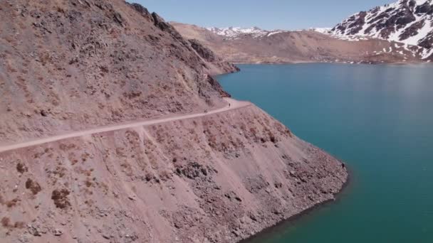 Flying Narrow Trail People Walking Yeso Lake Andes Chile Aerial — Vídeos de Stock