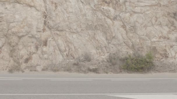 Statische Aufnahme Eines Triathlonfahrers Der Einer Bergstraße Mit Weißem Felsen — Stockvideo