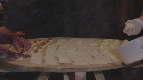 Kadınlar Peynirle Doldurulmuş Meşhur Gürcü Hamur Tatlısı Yapıyorlar Kapat — Stok video