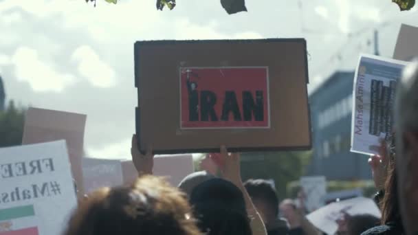 在爱尔兰都柏林举行的反伊朗政权抗议活动中手持标牌的妇女 — 图库视频影像