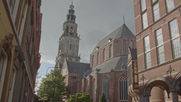 背景に素晴らしい鐘楼と美しいマルティーニ教会の広い傾き — ストック動画