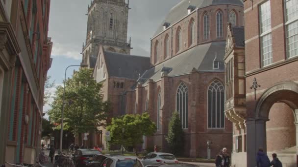 美丽的马丁尼教堂的宽倾斜与惊人的钟塔为背景 荷兰格罗宁根市的街景 — 图库视频影像