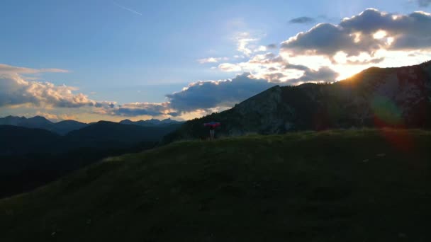 드론넓은 장면은 알프스산맥의 슬로베니아 촬영하였는데 주위의 아름다운 촬영되어 슬로베니아 국기를 — 비디오