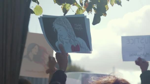 Supportrar Hedrar Minnet Mahsa Amini Vid Iranska Regimens Protest Dublin — Stockvideo