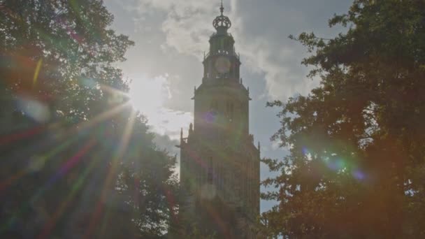 荷兰格罗宁根的Martini塔倾斜下降 阳光明亮地照在照相机上 — 图库视频影像