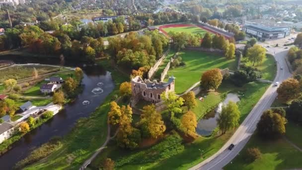 Ruínas Antigo Castelo Medieval Dobele Latvia Panorama Aéreo Cidade Dobele — Vídeo de Stock