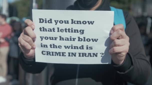 Мужчина Держит Знак Протеста Против Репрессивного Иранского Режима Дублине Ирландия — стоковое видео