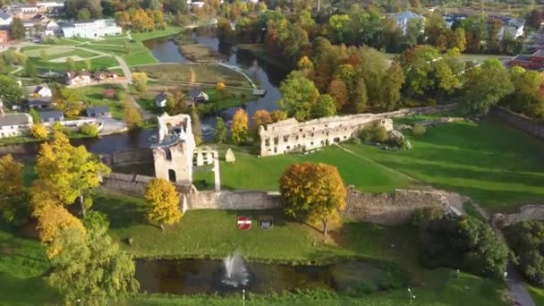 Flygfoto Över Dobele Stad Antika Medeltida Castle Park Med Fontain — Stockvideo