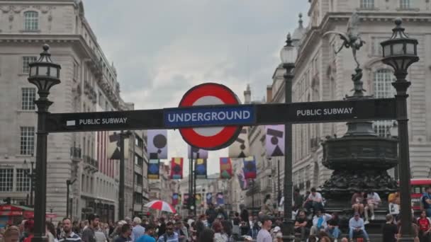 London Underground Logo Piccadilly Circus People Westminster England Široký — Stock video
