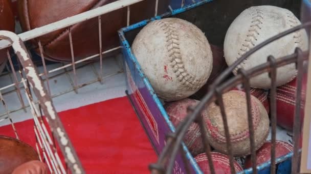 伦敦Portobello路市场出售的老式棒球球 手套和板球球 关门了 — 图库视频影像