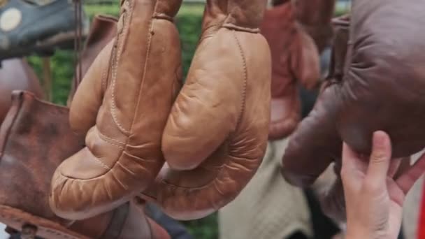 Lederen Bokshandschoenen Schoenen Tentoongesteld Portobello Road Market Londen Engeland Sluiten — Stockvideo