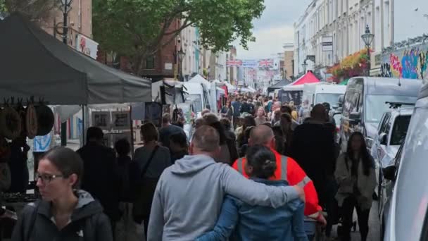 Een Menigte Mensen Die Narrow Street Lopen Portobello Road Market — Stockvideo