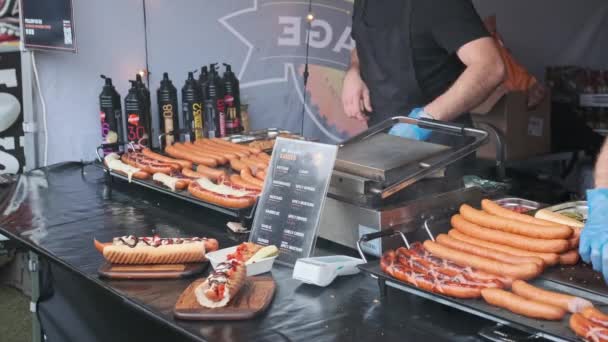 Man Cooking Sausages Baguette Portobello Road Market Notting Hill London — 비디오