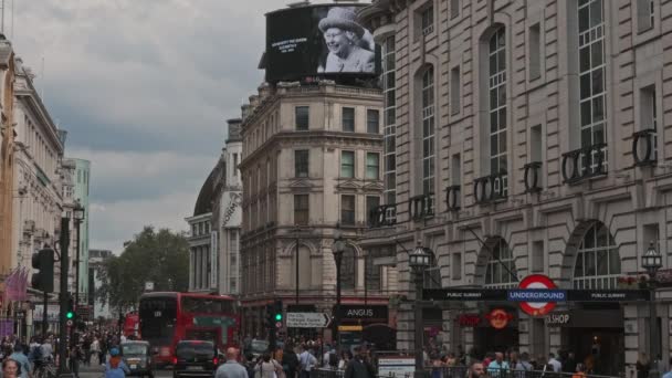People Walking Piccadilly Circus Death Queen Elizabeth Široký — Stock video