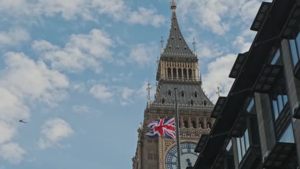 在英国伦敦 在伊丽莎白女王二世死后 英国国旗飘扬到了一半的桅杆上 — 图库视频影像