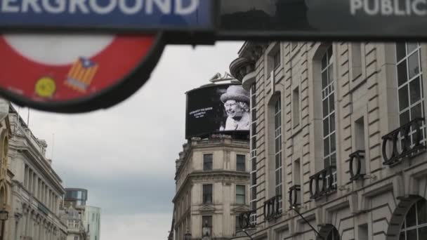 London Underground Logo Led Screen Memating Queen Elizabeth Piccadilly Circus — Stock videók