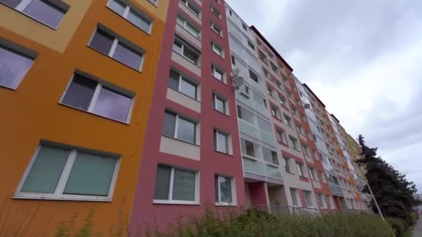 Över Ett Färgglatt Block Lägenheter Tjeckien Tittar Upp Dolly Grumlig — Stockvideo