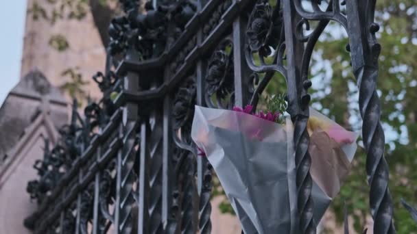 Mourner Leaves Flower Bouquets Gate Tribute Death Queen Elizabeth Big — стокове відео