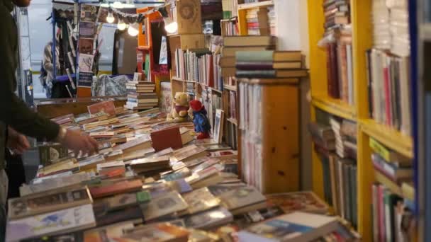 Stapels Oude Klassieke Boeken Koop Een Boekenkraam Portobello Road Market — Stockvideo