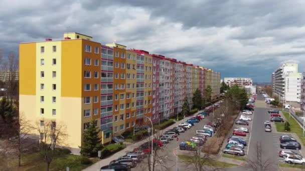 Apartman Blokları Olan Bulutlu Gökyüzü Olan Güneşli Bir Muhitin Havadan — Stok video