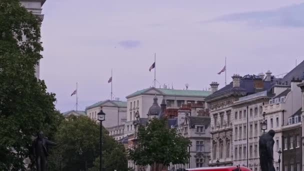 在英国女王伊丽莎白二世死后 旗帜飘扬在伦敦议会街的大楼上 — 图库视频影像