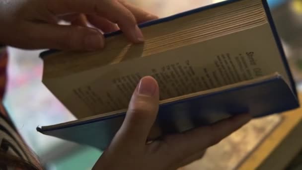 Ngiltere Londra Bir Kitapçıda Kadın Elleri Sayfalarını Açıyor Kapat — Stok video