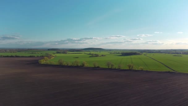 茶色と緑のフィールドを持つ農村中ヨーロッパの風景の空中ビュー — ストック動画