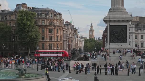 Pessoas Trafalgar Square Com Monumento Coluna Nelson Leões Westminster Centro — Vídeo de Stock