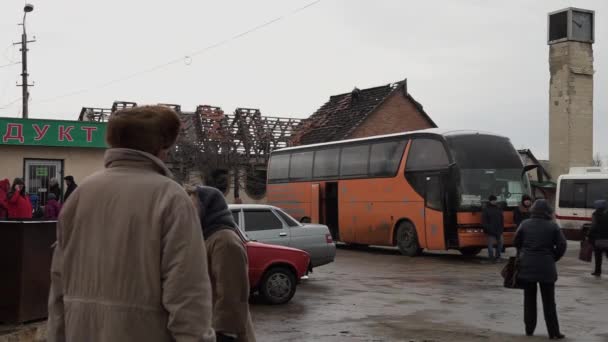 Civiles Huyen Del Este Ucrania Autobuses Durante Guerra Antes Invasión — Vídeo de stock