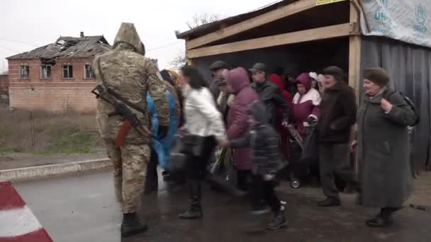 東ウクライナからの高齢者は国境を越えて必需品を買い物する — ストック動画