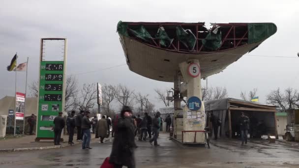 Rusya Ile Savaş Sırasında Doğu Ukrayna Bombalanmış Benzin Istasyonlarının Kalıntıları — Stok video