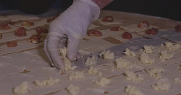 Geleneksel Gürcü Böreklerine Peynir Koyan Eldiven Giyen Kişi Kapat — Stok video
