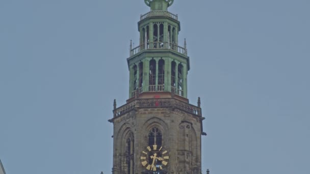 荷兰格罗宁根Martini塔的近端倾斜 Martinitoren是格罗宁根市最高的建筑 也是一个受欢迎的旅游胜地 — 图库视频影像