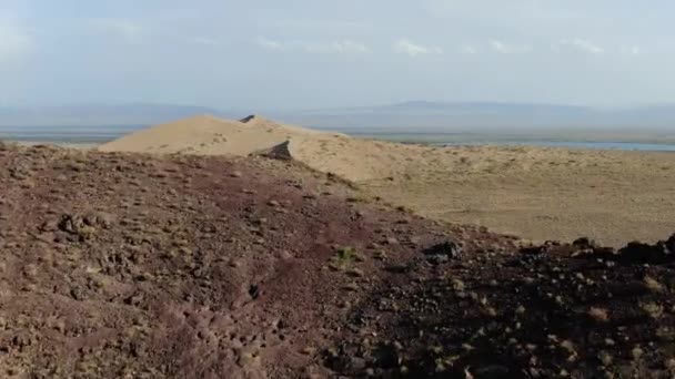 Vuelo Aéreo Cinematográfico Sobre Montaña Revela Singing Dunes Kazajstán — Vídeos de Stock