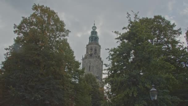 Gebouwd Van Martini Toren Groningen Nederland Achter Groene Bomen Een — Stockvideo