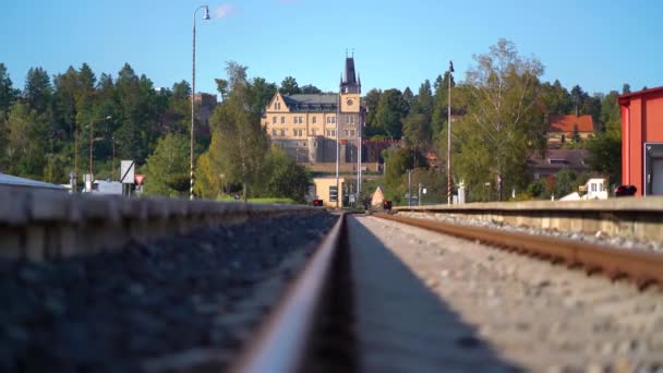 View Castle Zru Nad Szavou Bohemia Seen Behing Railway Line — Vídeos de Stock
