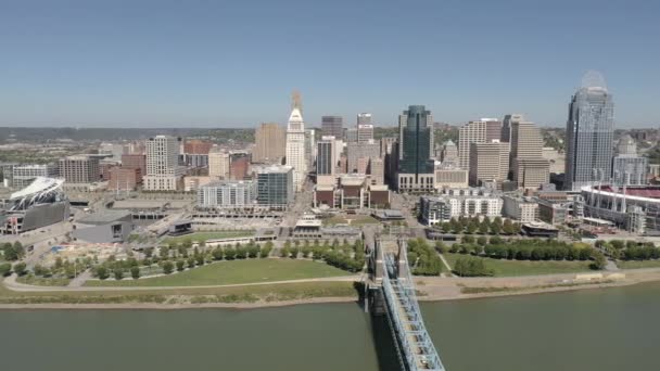 Drone Cincinnati Ohio Skyline Pan Met Historische Brug Downtown City — Stockvideo