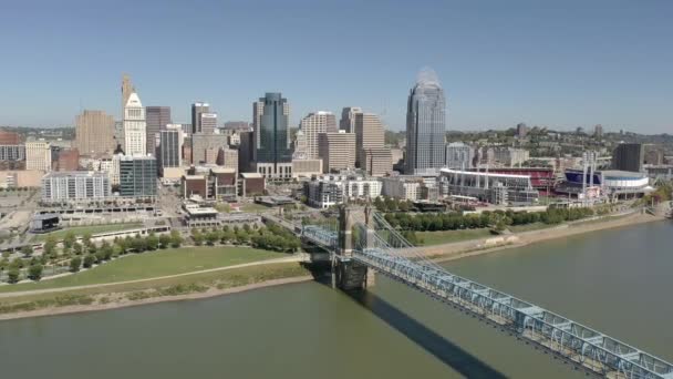 Drone Cincinnati Ohio Skyline Fly Historic Bridge Downtown City Cityscape — стокове відео