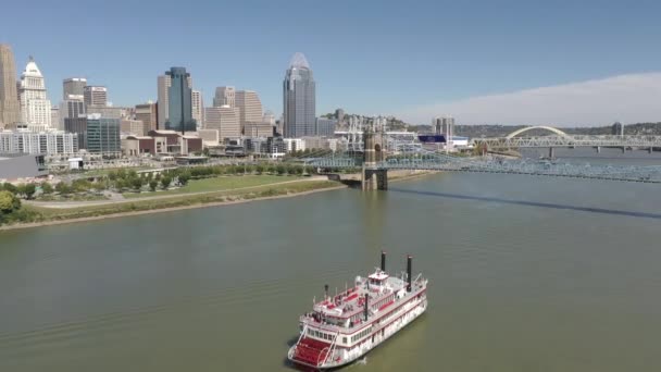 Drohne Cincinnati Ohio Skyline Crane Paddelboot Und Historische Brücke Innenstadt — Stockvideo