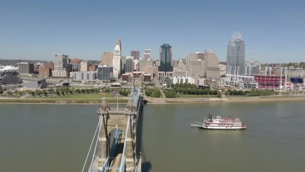 4K杜龙辛辛那提俄亥俄天际线飞向帕多船和历史桥市中心城市城中西部 — 图库视频影像
