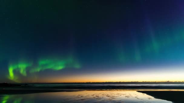 秋天日落时分 罗浮敦斯卡格桑登海滩闪烁着绿色北极光 — 图库视频影像
