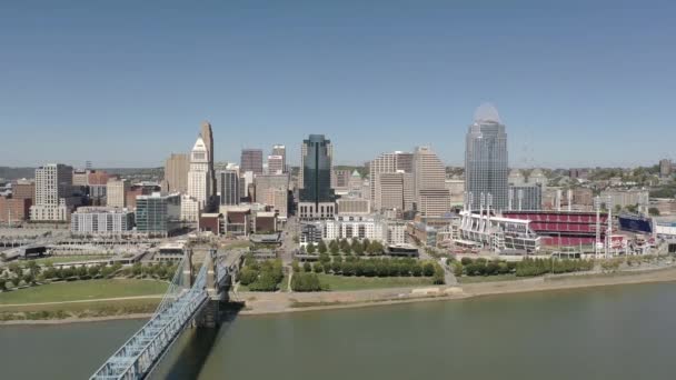 Drone Cincinnati Ohio Skyline Crane Revealing Paddle Boat Historic Bridge — Stock Video