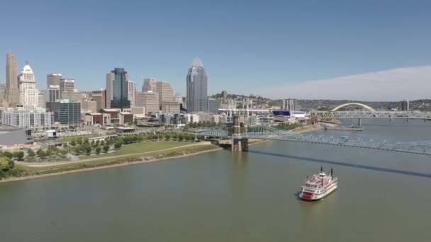 Drone Cincinnati Ohio Skyline Wide Crane Paddle Boat Historic Bridge — Stock Video