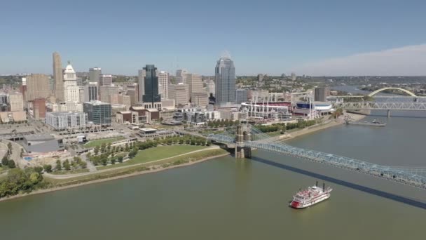 Drohne Cincinnati Ohio Skyline Mit Schaufelboot Und Historischer Brücke Innenstadt — Stockvideo