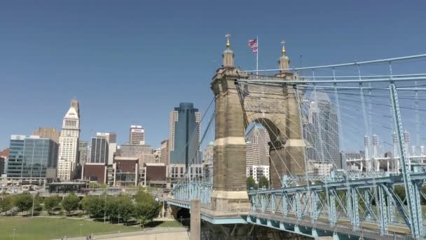 Drone Cincinnati Ohio Skyline Pan Historische Hangbrug Downtown City Cityscape — Stockvideo