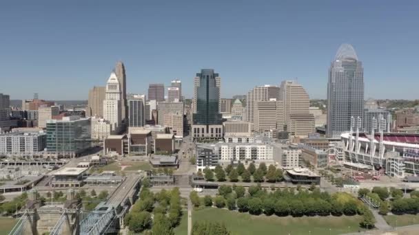 Drone Cincinnati Ohio Skyline Tirare Fuori Rivelare Storico Ponte Sospeso — Video Stock