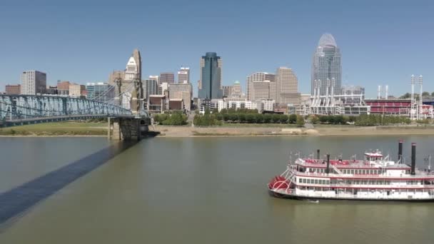 Drone Cincinnati Ohio Skyline Flyby Paddle Boat Historic Bridge Downtown — Stock video
