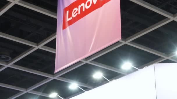 Tilt Shot Van Lenovo Merk Booth Store Als Klanten Bladeren — Stockvideo