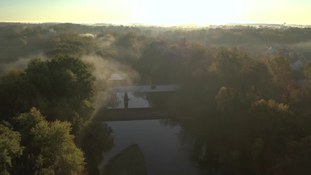 Drone Fly Felett Történelmi Fedett Híd Felett Folyó Közép Nyugat — Stock videók