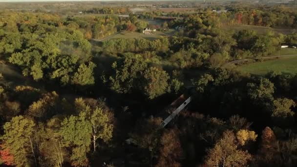 Drone Fly Wokół Historycznego Krytego Mostu Nad Rzeką Midwest Indiana — Wideo stockowe